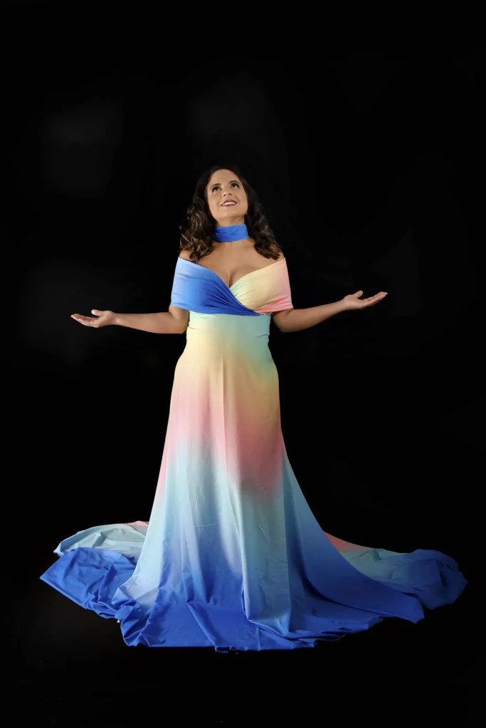 ensaio gestante de 31 semanas em estúdio, usando um look de arco-íris