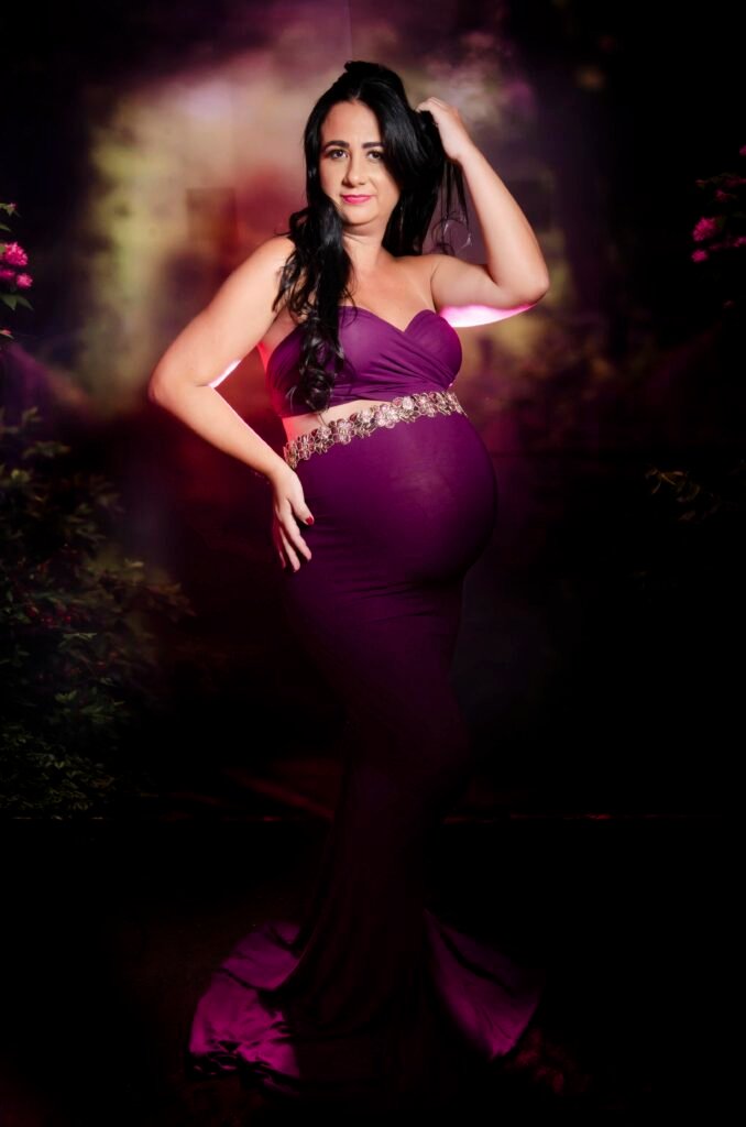 ensaio de gestante com look roxo em estudio