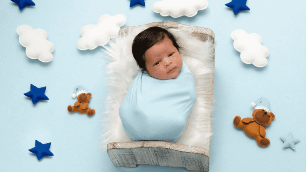 Foto newborn em posição frog pose com fundo azul com ursinhos marrosn