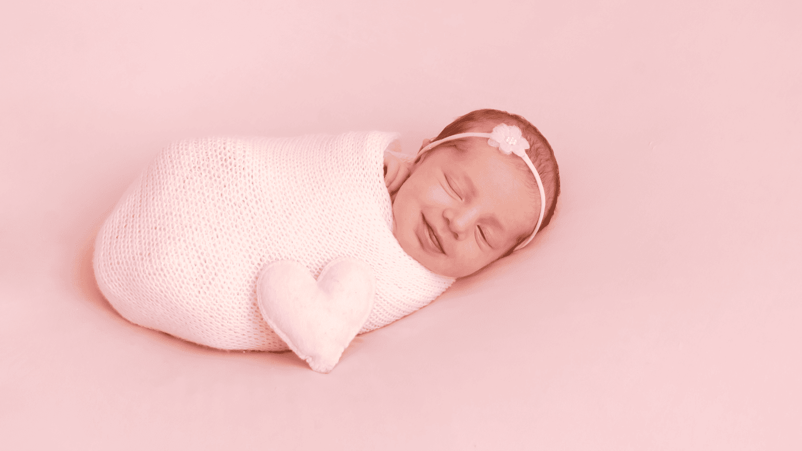 Bebê de 15 dias enrolado no puff durante ensaio newborn no Rio de Janeiro.